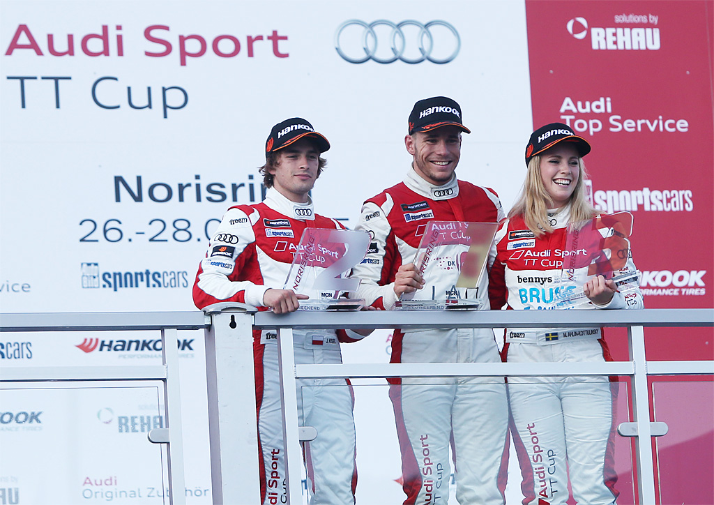 Nicolaj Møller Madsen sammen med polske Jan Kisiel og svenske Mikaela Åhlin-Kottulinsky
(Foto: Audi Motorsport)